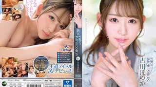西班牙少女情侣在宿舍房间里探索他们的性欲