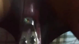 观看一个少女网络摄像头女孩掀起裙子,在宿舍里被操