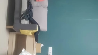 与年轻夫妇和他们最好的朋友的户外三人行