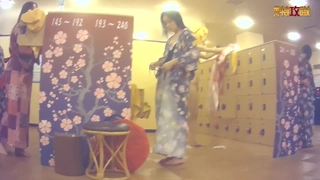 穿着服装的漂亮少女在业余色情视频中变得淘气