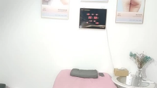 看着单男艹老婆真爽。单男：这个速度可以吗，还想快一点吗？ 老婆：快一点快一点。老公爆射豆浆在背上