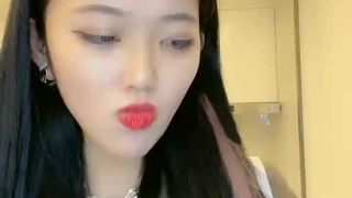 真厲害和兩個豐滿美女一起到賓館做愛，奶子鼓脹服飾緊繃，啪啪你吸我舔雙飛操穴，盡情起伏馳騁嬌吟響亮…