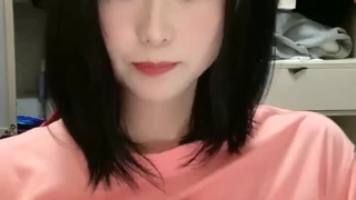 推女郎一直走性感写真路线的模特艾Susu为了更多收入与两个小青年玩3P双洞齐开爽的大叫对白精彩1080P原版