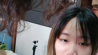 大学生Zorra在宿舍房间里变得淘气