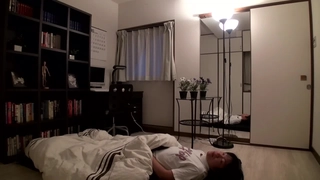 熟练的年轻女子用阴道满足一根大阴茎